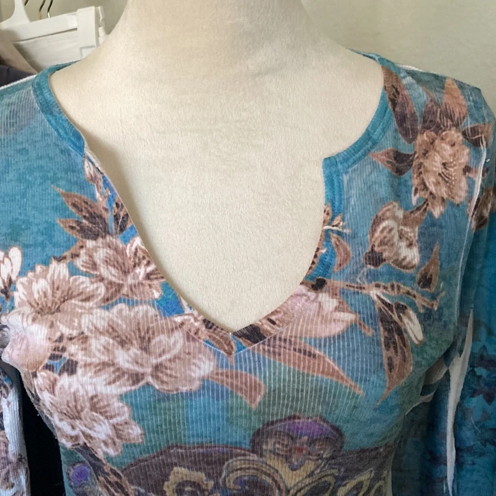 Gorgeous long sleeve T-shirt. - Picture 3 of 9